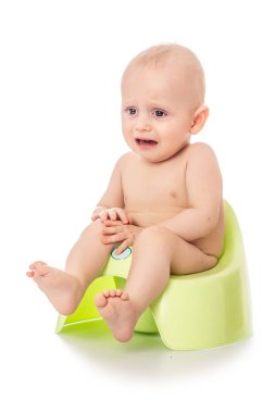Bir pot memnun bebek ağlıyor. Beyaz bir arka plan üzerinde izole oturak tuvalet oturan bebek çocuk bebek çocuk yürümeye başlayan çocuk. şımarık çocuk kavramı.