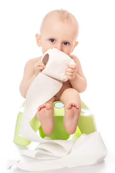 Малыш Младенец Сидит Унитазе Рулоном Туалетной Бумаги Стул Горшок Изолирован — стоковое фото
