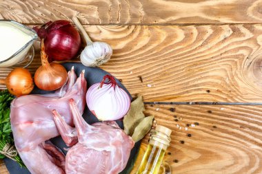 Koyu kırsal bir arka planda baharatlı tavşan leşi. Üst görünüm.