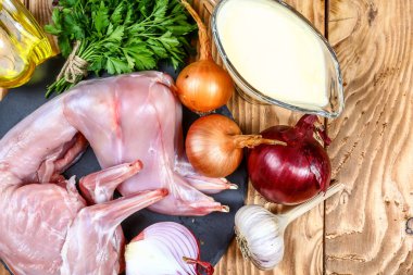 Ormanın vahşi tavşanı, baharatlı, kremalı ve sebzeli yemek tarifi, eski siyah kırsal masa. dergi kapağı, kopyalama alanı.