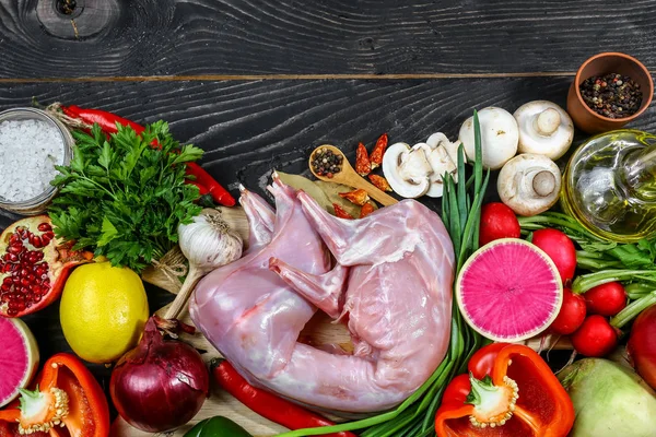 Rohes Kaninchen Mit Gewürzen Gemüse Auf Einem Holztisch Draufsicht Und — Stockfoto