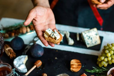Peynir tostları, incir ve bal mutfakta. Bu Fig ve Gorgonzola tartinleri, tost, bruschetta. Bal serpiştirilmiş.
