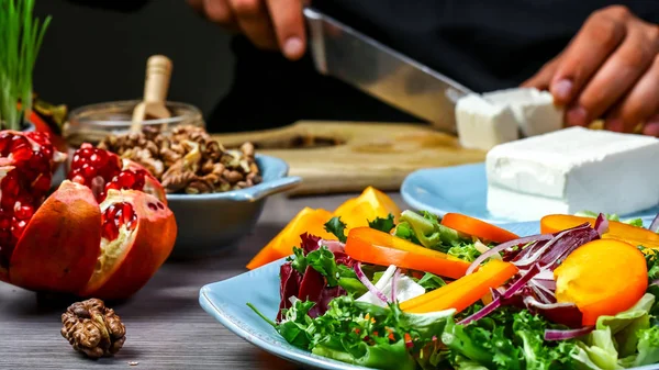 Chef Händer Matlagning Hälsosam Läcker Sallad Med Persimon Skivor Blandning — Stockfoto