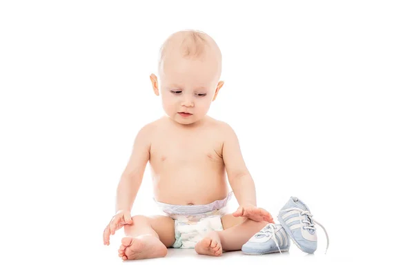 Beau Bébé Garçon Avec Des Chaussures Isolées Sur Fond Blanc — Photo