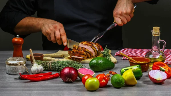 Rebanar Carne Con Las Manos Del Chef Sobre Fondo Madera —  Fotos de Stock