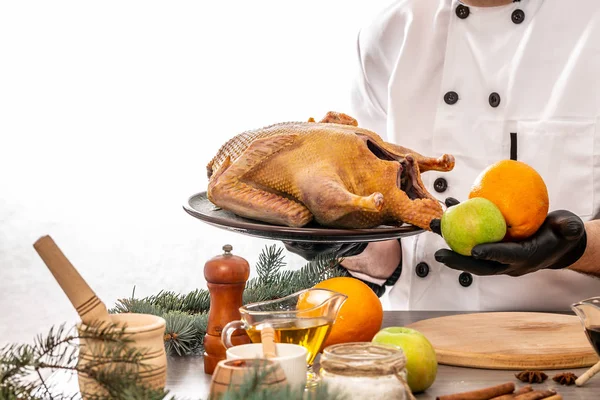 Ente Mit Orangen Und Äpfeln Von Koch Händen Kochen Zutaten — Stockfoto