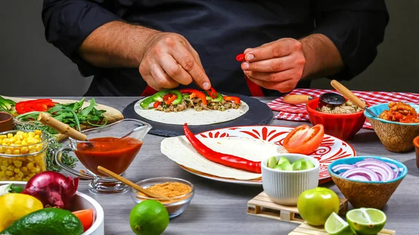 Kock Som Lagar Mexikansk Burrito Chef Händer Inslagning Burrito Fylla — Stockfoto