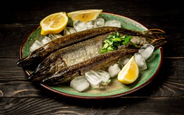 Tatlı su Kuzey turna balığı Esox Lucius olarak bilinen eski ahşap arka planda. Balıkçılık konsepti, iyi yakaladın. Düz yatıyordu.