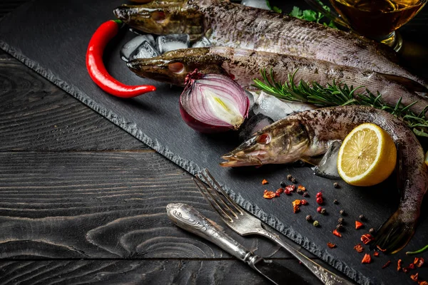 健康的な食品きれいな食事の選択 冷やした魚のパイク 黒のコンクリートの背景にスーパーフード 平置きだ コピースペース — ストック写真