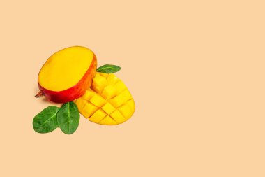 Mango turuncu arka planda izole edilmiş. Üst Manzara. Boşluğu kopyala.