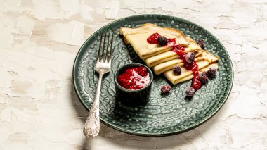 Bal ve ahududu reçelli krep Suzette, ahşap arka plan, fotokopi alanı. Kahvaltıda nefis ev yapımı krep..