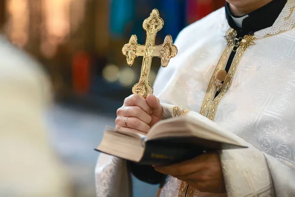 Eszközök a baba kereszteléshez. Eley egy pap kezében van. Katolicizmus, a kereszténység fogalma — Stock Fotó