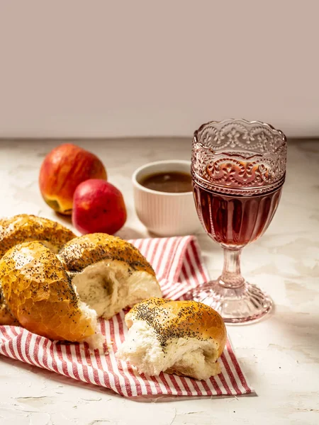 Халу традиційної єврейської хліб, коричневий на чорному тлі дерев'яні з фруктів і меду. Єврейський випічку. Укласти з плоским. — стокове фото