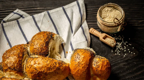 Стіл для Shabbat.Traditional єврейських хліб, коричневий challah. Єврейський випічку. Вид зверху — стокове фото