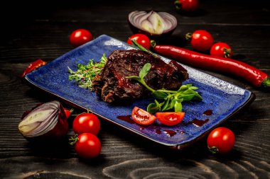 Domuz kaburga Barbekü soslu ızgara ve bal karamelize. Plaka üzerinde yeşil fidan ile lezzetli aperatif servis. Asya Mutfağı kavramı. Garson, Restoran metin için yer