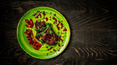 Closeup Domuz kaburga ızgara ile Barbekü ile içinde bir ekşi tatlı berry sos plaka üzerinde yeşil fidan ile. Asya Mutfağı kavramı. Garson, Restoran metin için yer