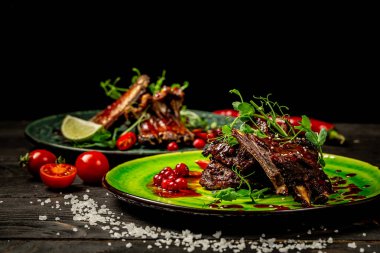 bir dizi Domuz kaburga yemekleri ızgara ile içinde bir ekşi tatlı berry sos yeşil fidan görev yaptı. Lezzetli aperatif. Restoran hizmet kavramı