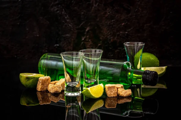 Flasche Absinth und Gläser mit brennendem Würfelzucker auf dunklem Hintergrund. Freiraum für Text. das Konzept des Elitealkohols — Stockfoto