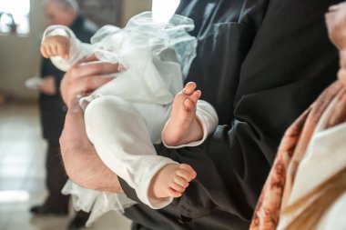 Bebek vaftiz töreni. Bebeği Ortodoks kilisesinde vaftiz etmek.