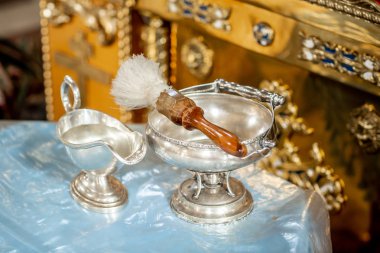 Kutsal suyla dolu bir sürahi. Bebek vaftizi için aletler. Katoliklik, Hıristiyanlık kavramı.