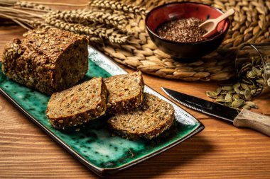 Glütensiz yemek. Tahta bir arka planda, kırsal yiyeceğin üzerinde goji üzümü, balkabağı tohumlu tam tahıllı ekmek. en üstteki görünüm