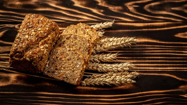 Glutenfreie Lebensmittel. Verschiedenes Brot mit Samen der Goji-Beere auf hölzernem Hintergrund von oben. Gesundes und Ernährungskonzept — Stockfoto