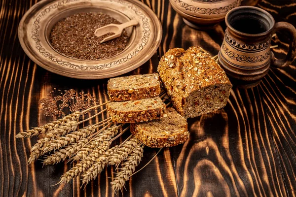 Glutenfreie Lebensmittel. Verschiedenes Brot mit Samen der Goji-Beere auf hölzernem Hintergrund von oben. Gesundes und Ernährungskonzept — Stockfoto