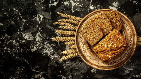 Comida sin gluten. pan fresco con semillas de bayas de goji y trigo en la vista superior de madera. Concepto saludable y dietético — Foto de Stock