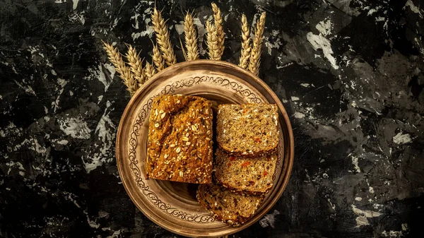 Pão integral fresco assado com sementes de goji berry e espigas de centeio ou grãos de trigo. Comida sem glúten — Fotografia de Stock