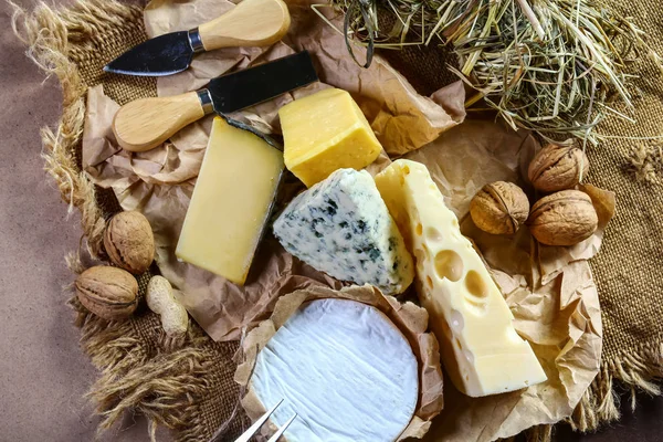 Queso italiano surtido, queso con moho azul, Camembert o círculo de queso brie y nueces, cuchillo de servir queso. vista superior, espacio de copia — Foto de Stock