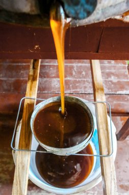 Bal çerçevelerinde arıcılık yapmak için. Çeşitli arıcılık ekipmanları. Balı bal küpünden süzgeçten geçir. Arı yetiştiricisinin kapağı açılıyor. Arıcılık konsepti