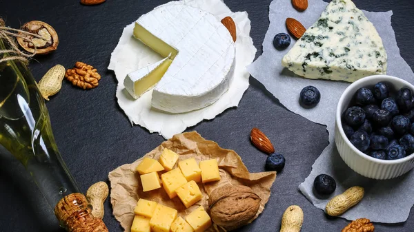 Cheese board, cheese with blue mildew with berries, Camembert or brie cheese circle, top view image with copy space, set — Stock Photo, Image