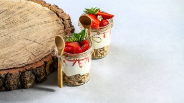 Bardakta tatlı, bisküvi, meyve ve krem şantili. Uzayı kopyala Sağlıklı ev yapımı tatlı.