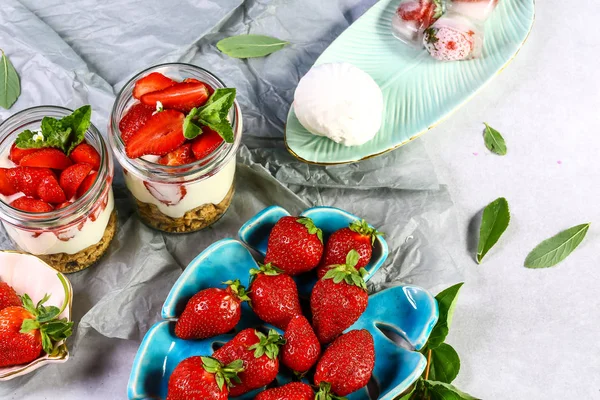 Incríveis copos de mousse de queijo de morango decorados com sorvete caseiro e folhas de hortelã. Espaço de cópia — Fotografia de Stock