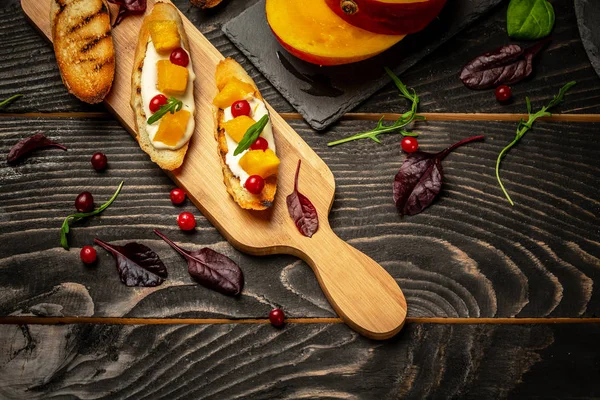 Doğranmış mango, masada taze baget üzerine kremalı Ricotta peyniri. Sağlıklı beslenme kavramı. Üst Manzara. Boşluğu kopyala