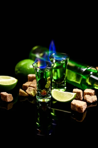 Absinth in ein Glas gegossen. Absinth im Glas mit Limettenscheiben auf dunklem Hintergrund. Würfel braunen Zucker. Freiraum für Text. das Konzept des Elitealkohols — Stockfoto