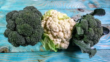 Mutfak masasında brokoli ve karnabahar koleksiyonu. en üstteki görünüm