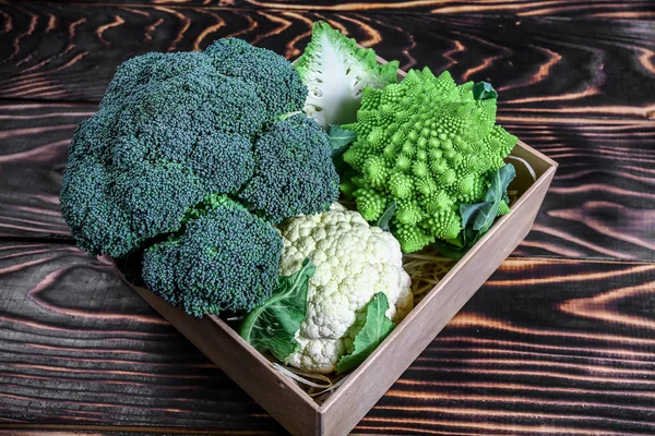 Samling av Romanesco broccoli och blomkål på köksbordet. ovanifrån — Stockfoto