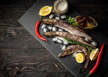 Baharatlar ve sebzeler grafit yönetim kurulu ile taze balık. Üstten Görünüm. Sağlıklı gıda kavramı, üstten görünüm, kopya alanı