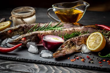 Kesme tahtası üzerinde yemek baharatlar ile ham akarsu balığıdır. Metin alanı olan Üstten Görünüm