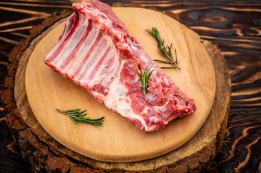 Çiğ pirzola, ot, tuz, baharat ve diğer malzemelerle birlikte et. Üst düz görünüm