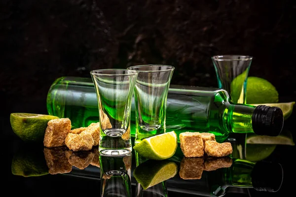 Le concept d'alcool fort. Absinthe avec un cube de sucre, tranches de lime. absinthe. espace pour le texte — Photo