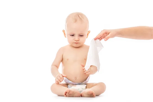 Retrato de un bebé recibiendo un cambio de pañal: mamá limpiando el trasero del bebé con una toallita aislada sobre un fondo blanco. concepto de limpieza de toallitas, puro, limpio — Foto de Stock