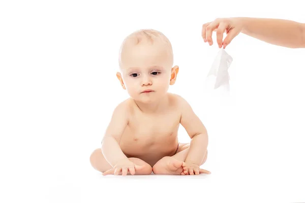 Higiene: mamá joven que limpia el cuerpo y la pierna de la piel del bebé con toallitas húmedas cuidadosamente sobre un fondo blanco. concepto de limpieza de toallitas, puro, limpio. — Foto de Stock