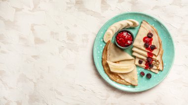 Krep. Çilek ile krep. Yaban mersinli krep yığını. Üstten Görünüm. Düz yatıyordu. metin için yer