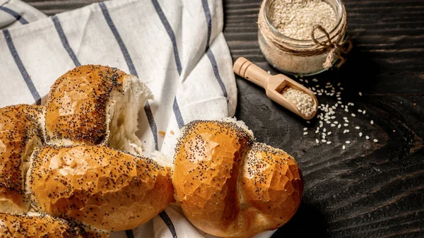 Domácí chléb challah se sezamovými semínky na dřevěném pozadí. Tradiční židovský chléb. Rustikální koncept — Stock fotografie