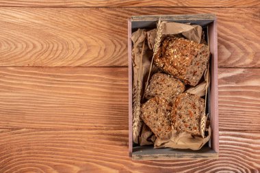 Sağlıklı beslenme kavramı. sağlıklı tam tahıllı ekmek ve havuç ve tohum. Üst görünüm, metin için boşluk