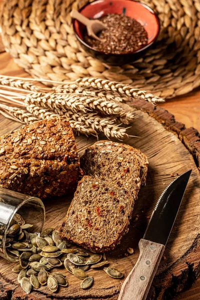 Roggenbrot in Scheiben geschnitten auf Schneidebrett. Roggenvollkornbrot mit Samen. Ansicht von oben — Stockfoto