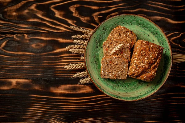 Karelisches Brot aus Vollkornmehl und Ähren aus Roggen oder Weizen. Ansicht von oben, Platz für Text — Stockfoto
