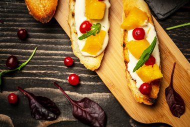 Yemek tarifi konsepti. Peynirli tost, Alphonso mango. Mangolu ve peynirli Ev yapımı. Ahşap arka planda sağlıklı vejetaryen beslenme, Top view. Boşluğu kopyala